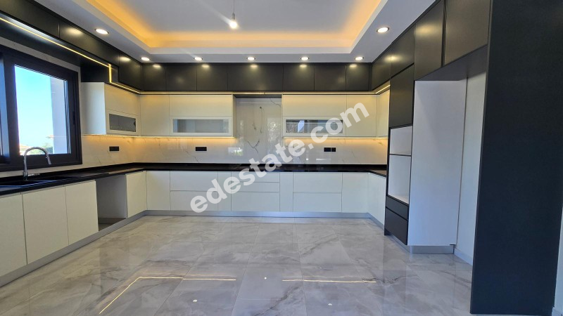 Girne Edremit Bölgesinde Ultra Lüks SATILIK 4+1 VİLLA