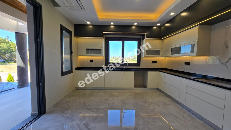 Girne Edremit Bölgesinde Ultra Lüks SATILIK 4+1 VİLLA