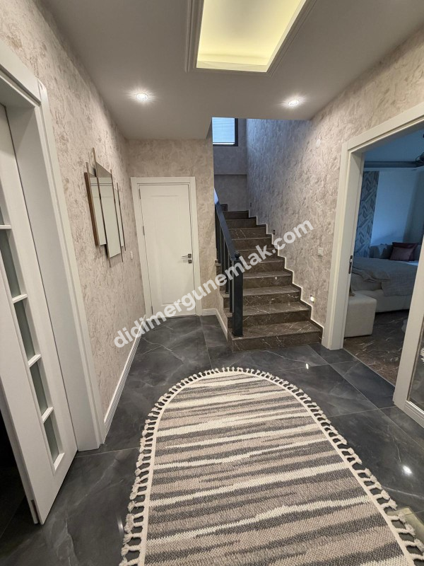 DİDİM HİSAR MAHALLESİNDE 300 m² ARSA İÇERİSİNDE TAM MÜSTAKİL, 4+1 AÇIK MUTFAK, LÜKS MİMARİ TASARIMA SAHİP, FULL LÜKS EŞYALI, KLİMALI, İSKANLI VE KAT MÜLKİYETLİ SATILIK VİLLA