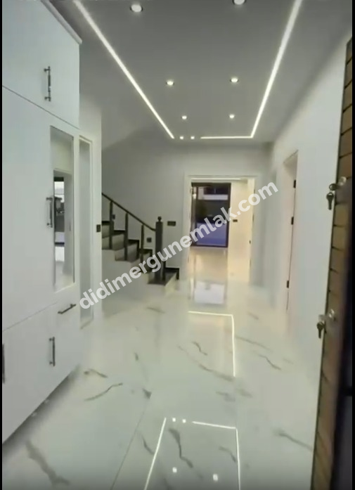 ARITMA YOLU ÜZERİNDE 330 M² ARSA İÇERİSİNDE ÖZEL HAVUZLU OTOPARKLI TAM MÜSTAKİL 4+1 AYRI MUTFAKLI AKILLI EV SİSTEMLİ LÜKS VİLLA 