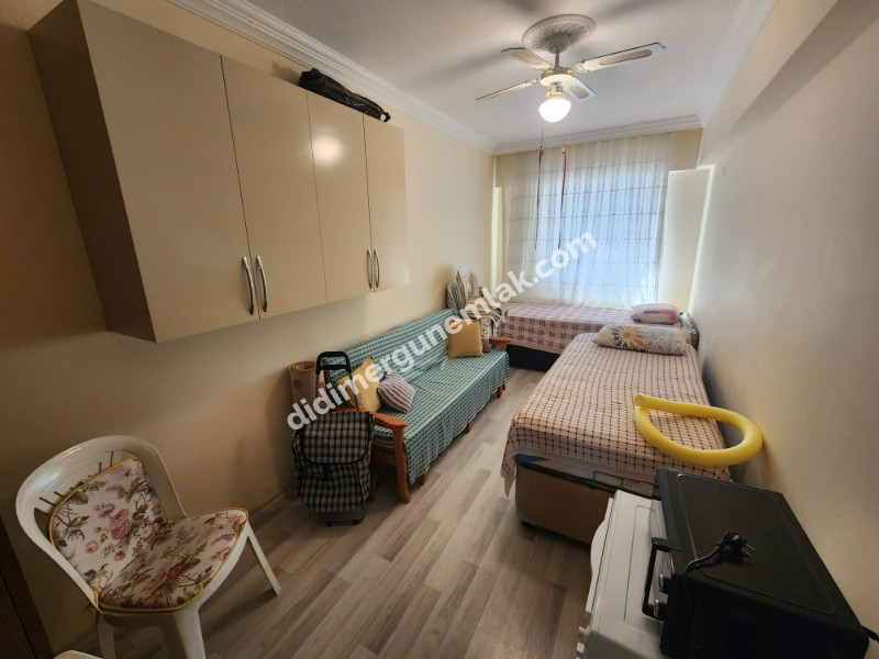DİDİM ÇAMLIK MAHALLESİNDE EGE CADDESİNDE 1. KAT • 2+1 EŞYALI • 16 YAŞINDA • 75 m² • GENİŞ BALKONLU • BATI CEPHELİ • CADDEYE VE 2 YOLA CEPHELİ SATILIK DAİRE
