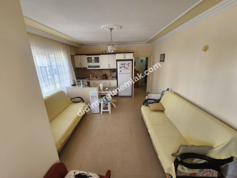 DİDİM ÇAMLIK MAHALLESİNDE EGE CADDESİNDE 1. KAT • 2+1 EŞYALI • 16 YAŞINDA • 75 m² • GENİŞ BALKONLU • BATI CEPHELİ • CADDEYE VE 2 YOLA CEPHELİ SATILIK DAİRE