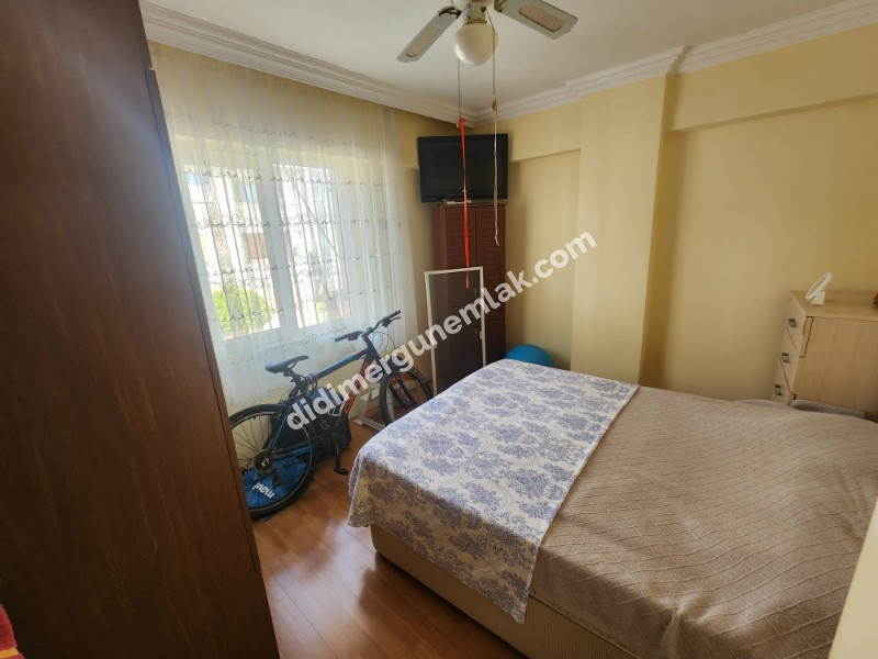 DİDİM ÇAMLIK MAHALLESİNDE EGE CADDESİNDE 1. KAT • 2+1 EŞYALI • 16 YAŞINDA • 75 m² • GENİŞ BALKONLU • BATI CEPHELİ • CADDEYE VE 2 YOLA CEPHELİ SATILIK DAİRE