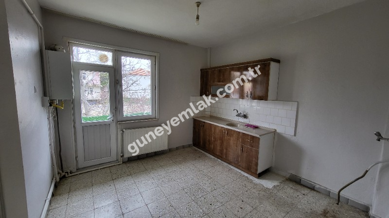 KALE ARKASI CADDE ÜZERİ KİRALIK