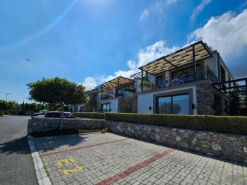 Kıbrıs Girne Alsancak’ta Ödüllü Sitede Satılık Bahçeli 2+1 Daire