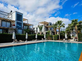 Kıbrıs Girne Alsancak’ta Ödüllü Sitede Satılık Bahçeli 2+1 Daire