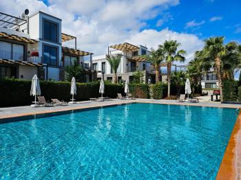 Kıbrıs Girne Alsancak’ta Ödüllü Sitede Satılık Bahçeli 2+1 Daire