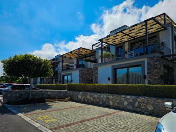 Kıbrıs Girne Alsancak’ta Ödüllü Sitede Satılık Bahçeli 2+1 Daire