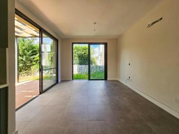 Kıbrıs Girne Alsancak’ta Ödüllü Sitede Satılık Bahçeli 2+1 Daire