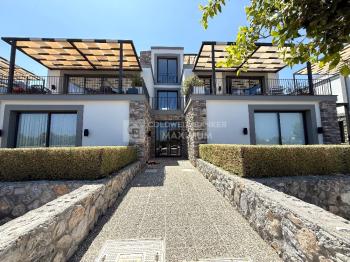 Kıbrıs Girne Alsancak’ta Ödüllü Sitede Satılık Bahçeli 2+1 Daire