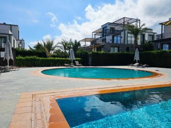 Kıbrıs Girne Alsancak’ta Ödüllü Sitede Satılık Bahçeli 2+1 Daire