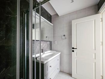 Kıbrıs Girne Alsancak’ta Ödüllü Sitede Satılık Bahçeli 2+1 Daire