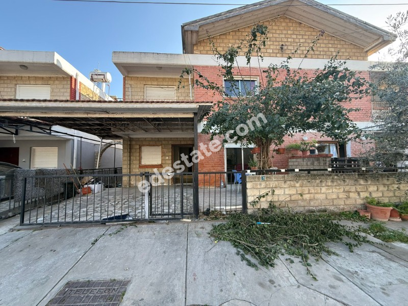 Lefkoşa Yenikent Bölgesinde Türk Koçanlı Bahçeli Satılık 3+1 İkiz Ev