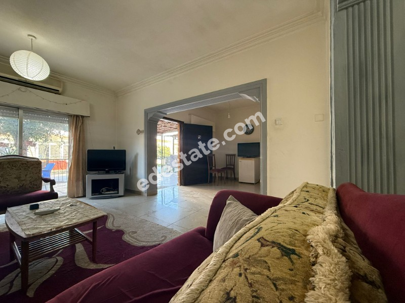 Lefkoşa Yenikent Bölgesinde Türk Koçanlı Bahçeli Satılık 3+1 İkiz Ev