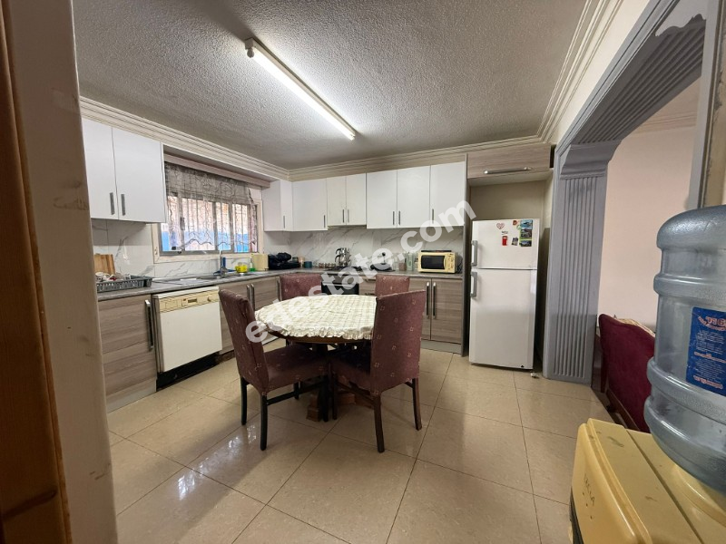 Lefkoşa Yenikent Bölgesinde Türk Koçanlı Bahçeli Satılık 3+1 İkiz Ev