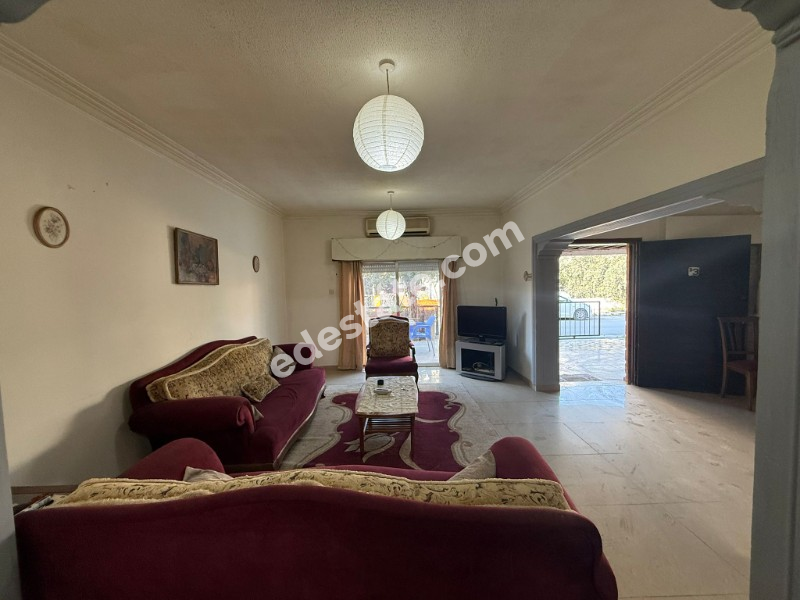 Lefkoşa Yenikent Bölgesinde Türk Koçanlı Bahçeli Satılık 3+1 İkiz Ev