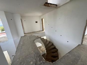 GÖNYELİ AŞIKLAR TEPESİNDE 6 YATAK ODALI TRİPLEX EV