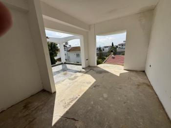 GÖNYELİ AŞIKLAR TEPESİNDE 6 YATAK ODALI TRİPLEX EV