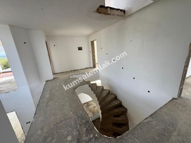 GÖNYELİ AŞIKLAR TEPESİNDE 6 YATAK ODALI TRİPLEX EV