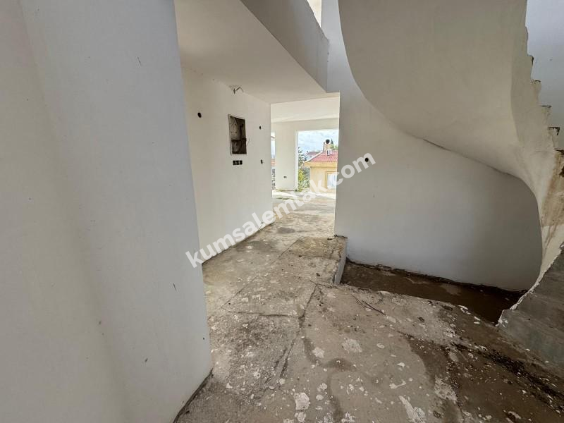 GÖNYELİ AŞIKLAR TEPESİNDE 6 YATAK ODALI TRİPLEX EV