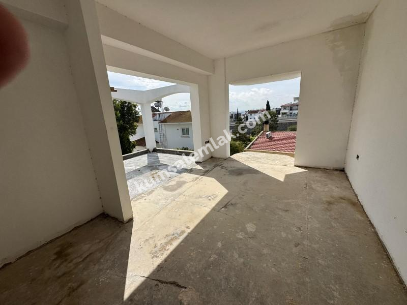 GÖNYELİ AŞIKLAR TEPESİNDE 6 YATAK ODALI TRİPLEX EV