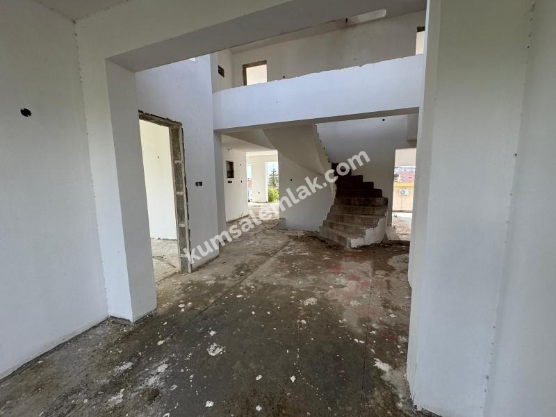 GÖNYELİ AŞIKLAR TEPESİNDE 6 YATAK ODALI TRİPLEX EV