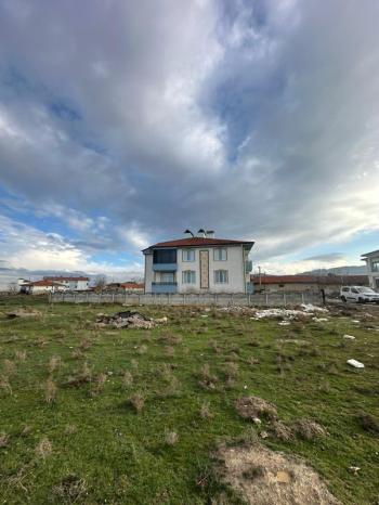 AFYON ÜÇOK EMLAKTAN KARŞIYAKA MAH SATILIK 449M² ARSA 