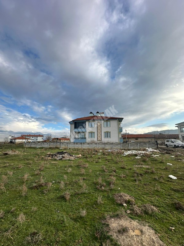 AFYON ÜÇOK EMLAKTAN KARŞIYAKA MAH SATILIK 449M² ARSA 