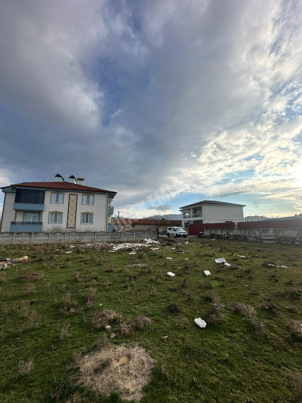 AFYON ÜÇOK EMLAKTAN KARŞIYAKA MAH SATILIK 449M² ARSA 