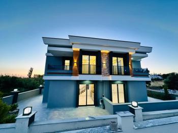 DİDİM HİSAR MAHALLESİ’NDE 3+1 • 140m² NET • 3 BANYO • TERASLI & PERGULELİ • İSKANLI SATILIK MODERN VİLLA! 