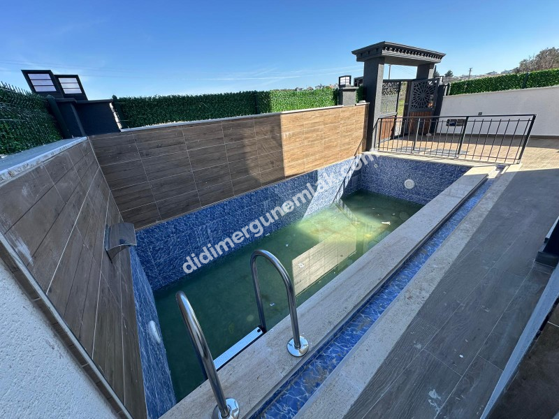 DİDİM HİSAR MAHALLESİ’NDE 3+1 • HAVUZLU • OTOPARKLI • FULL EŞYALI • PANJURLU • BİTİŞİK NİZAM SATILIK MODERN VİLLA!