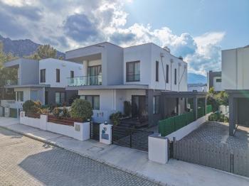 KKTC Girne Edremit Bölgesinde Dağ ve Deniz Manzaralı Satılık 3+1 Villa 