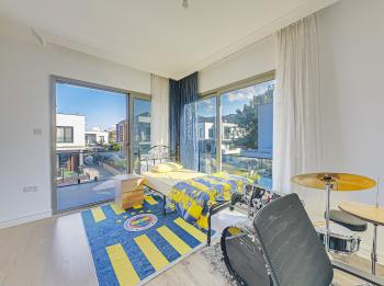 KKTC Girne Edremit Bölgesinde Dağ ve Deniz Manzaralı Satılık 3+1 Villa 