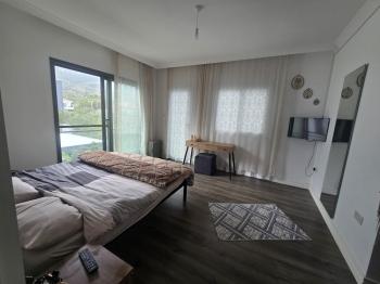 KKTC Girne Edremit Bölgesinde Dağ ve Deniz Manzaralı Satılık 3+1 Villa 