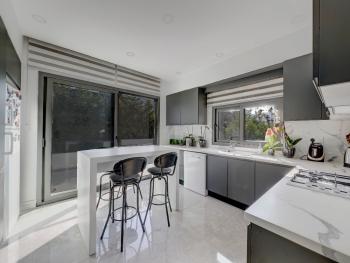 KKTC Girne Edremit Bölgesinde Dağ ve Deniz Manzaralı Satılık 3+1 Villa 