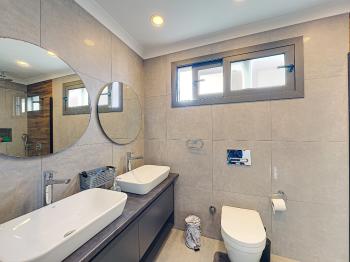 KKTC Girne Edremit Bölgesinde Dağ ve Deniz Manzaralı Satılık 3+1 Villa 