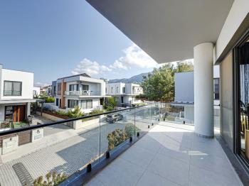 KKTC Girne Edremit Bölgesinde Dağ ve Deniz Manzaralı Satılık 3+1 Villa 