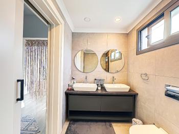 KKTC Girne Edremit Bölgesinde Dağ ve Deniz Manzaralı Satılık 3+1 Villa 