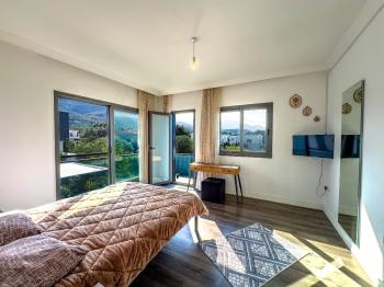 KKTC Girne Edremit Bölgesinde Dağ ve Deniz Manzaralı Satılık 3+1 Villa 