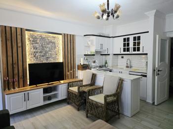 DİDİM ÇAMLIK MAHALLESİ’NDE CUMA PAZARI YANI SOKAKTA, FULL EŞYALI – MODERN DİZAYNLI – KAPALI GENİŞ BALKONLU 2+1 SATILIK FIRSAT DAİRE!