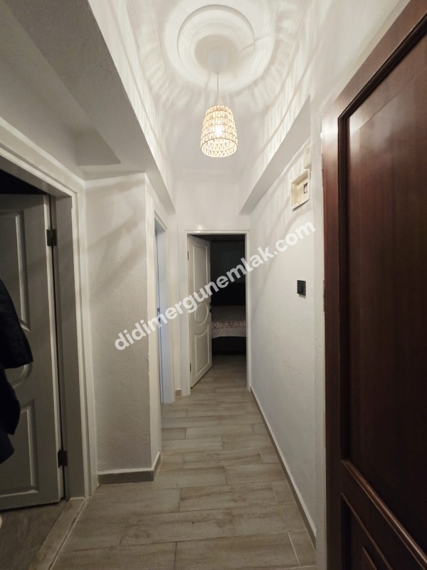DİDİM ÇAMLIK MAHALLESİ’NDE CUMA PAZARI YANI SOKAKTA, FULL EŞYALI – MODERN DİZAYNLI – KAPALI GENİŞ BALKONLU 2+1 SATILIK FIRSAT DAİRE!