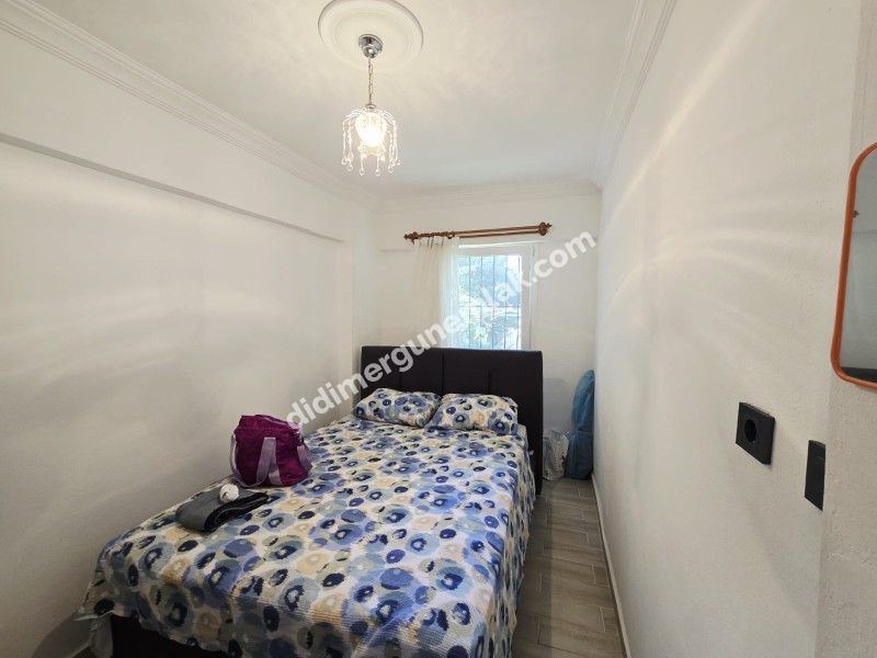 DİDİM ÇAMLIK MAHALLESİ’NDE CUMA PAZARI YANI SOKAKTA, FULL EŞYALI – MODERN DİZAYNLI – KAPALI GENİŞ BALKONLU 2+1 SATILIK FIRSAT DAİRE!