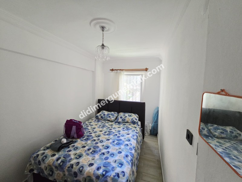 DİDİM ÇAMLIK MAHALLESİ’NDE CUMA PAZARI YANI SOKAKTA, FULL EŞYALI – MODERN DİZAYNLI – KAPALI GENİŞ BALKONLU 2+1 SATILIK FIRSAT DAİRE!