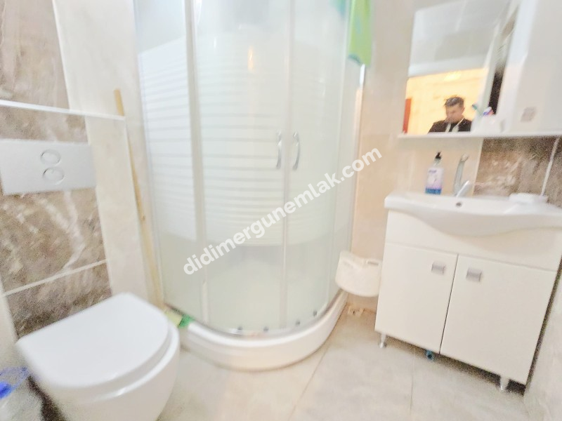 DİDİM ÇAMLIK MAHALLESİ’NDE CUMA PAZARI YANI SOKAKTA, FULL EŞYALI – MODERN DİZAYNLI – KAPALI GENİŞ BALKONLU 2+1 SATILIK FIRSAT DAİRE!