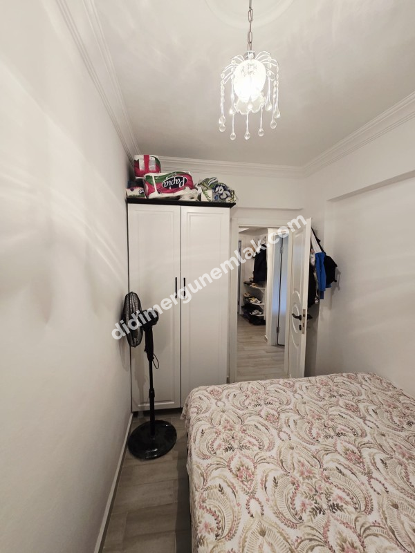 DİDİM ÇAMLIK MAHALLESİ’NDE CUMA PAZARI YANI SOKAKTA, FULL EŞYALI – MODERN DİZAYNLI – KAPALI GENİŞ BALKONLU 2+1 SATILIK FIRSAT DAİRE!