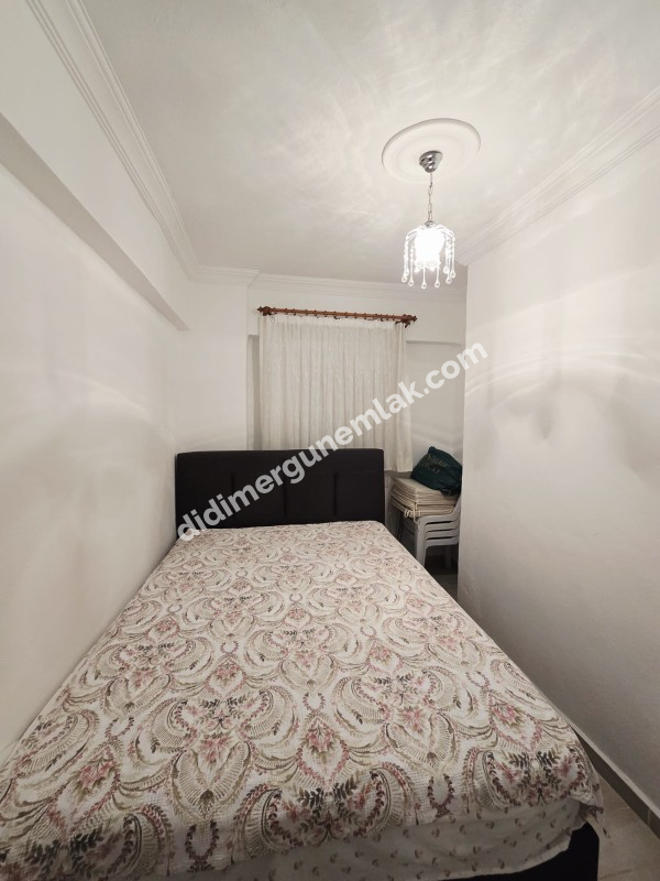 DİDİM ÇAMLIK MAHALLESİ’NDE CUMA PAZARI YANI SOKAKTA, FULL EŞYALI – MODERN DİZAYNLI – KAPALI GENİŞ BALKONLU 2+1 SATILIK FIRSAT DAİRE!