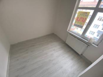 GÜVENAY - ÇORUM ÇÖPLÜ MAH. OSMANCIK CADDESİ ÜZERİ SATILIK 2+1 DAİRE