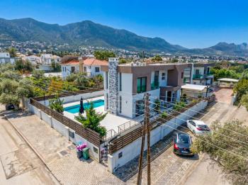 Kıbrıs Girne Ozanköy Bölgesinde Satılık 4 Yatak Odalı Villa