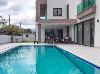 Kıbrıs Girne Ozanköy Bölgesinde Satılık 4 Yatak Odalı Villa