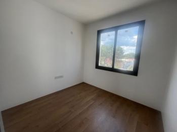 Küçük Kaymaklıda Terminal ve Okullar Yoluna Yürüme Mesafesinde Ensüit 3+1 satılık Daire